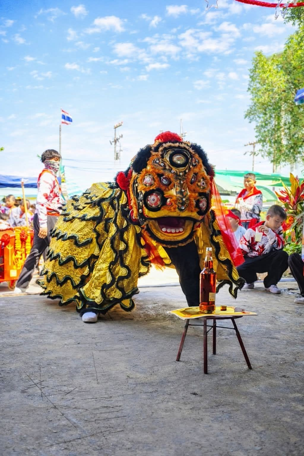 A Thai-style Hainan tiger performing beside an offering