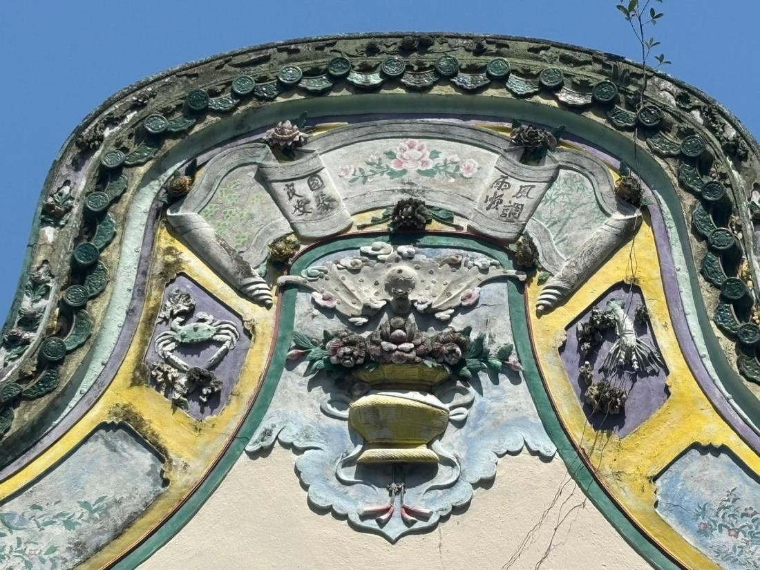 Detail of the temple's wok-ear wall with crab and lobster motifs